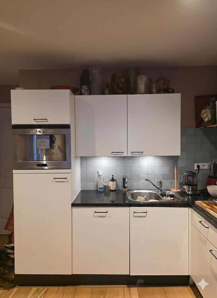 Moderne hoekkeuken met inbouwapparatuur