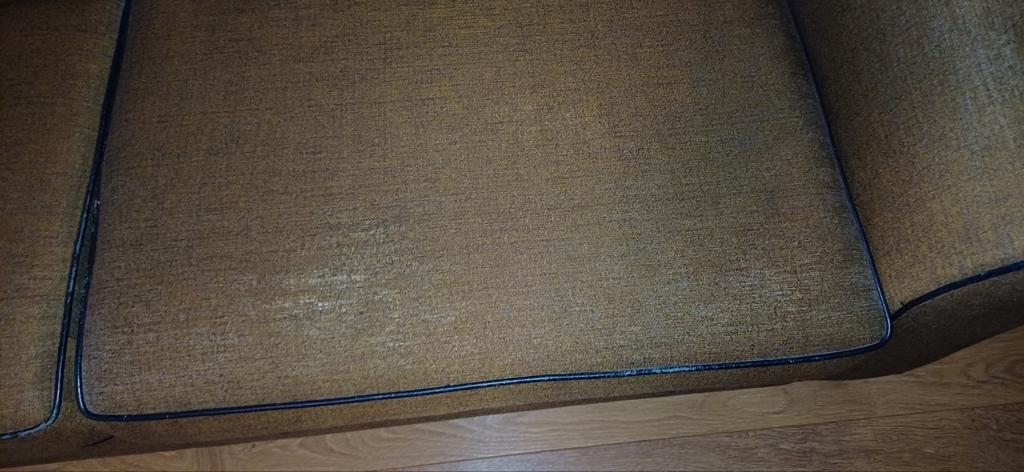 2-zitsbank lichtbruin met blauwe bies.