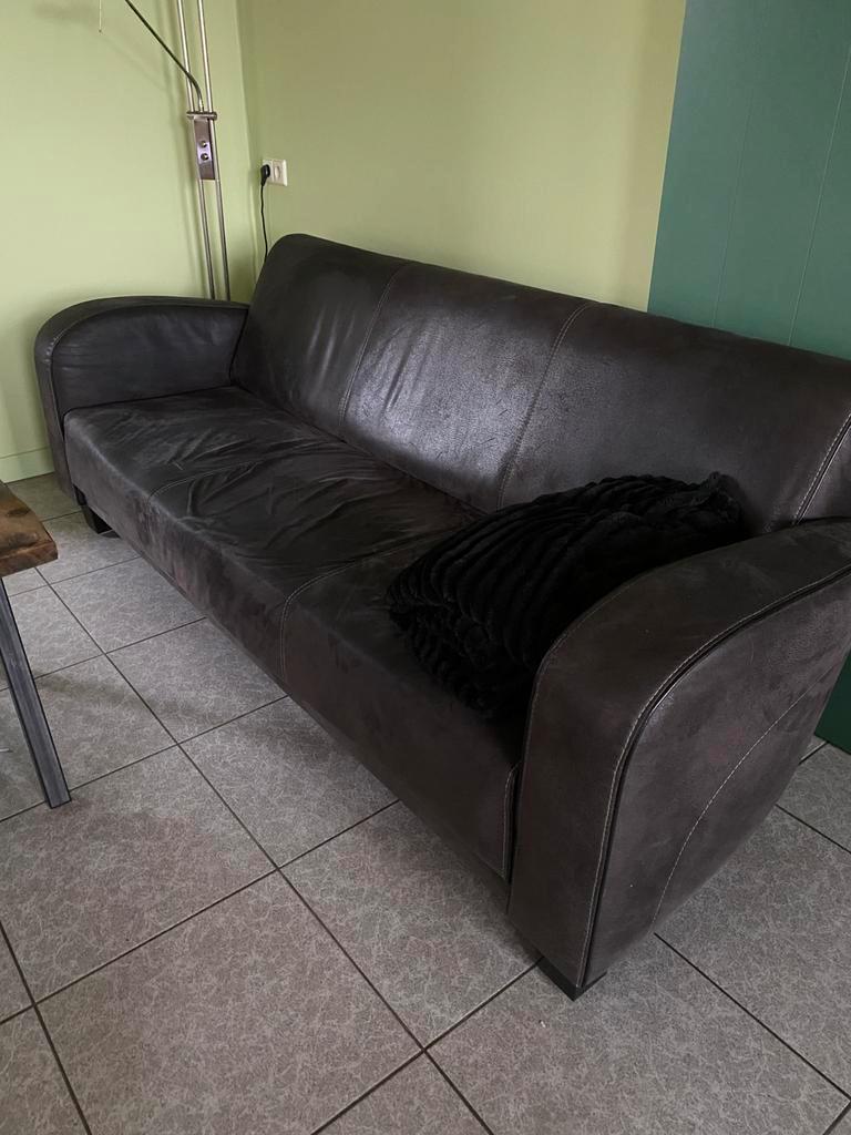 Bank bruin, breed 210, hoogte 82, diepte incl achterkant 80