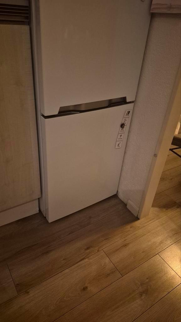 Sharp koel/vries combinatie wit