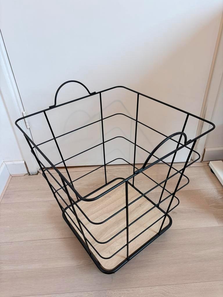 Stijlvolle zwarte metalen mand
