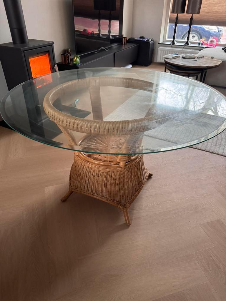 Gratis af te halen glazen tafel met rieten onderstel 120 cm