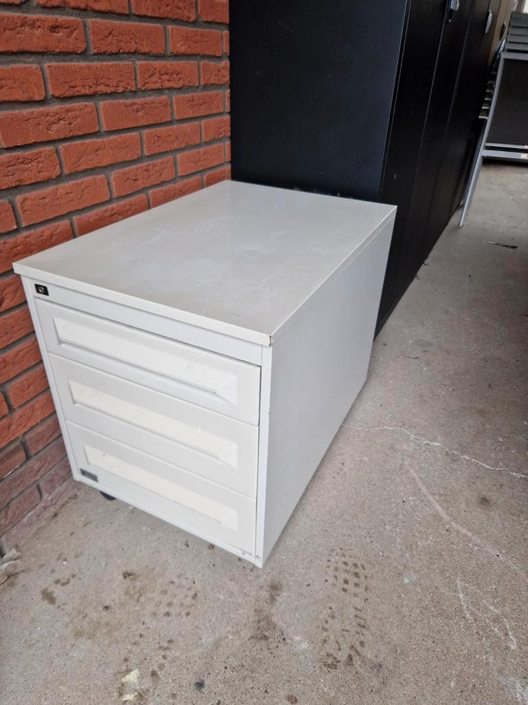 Metalen ladekast met 3 lades