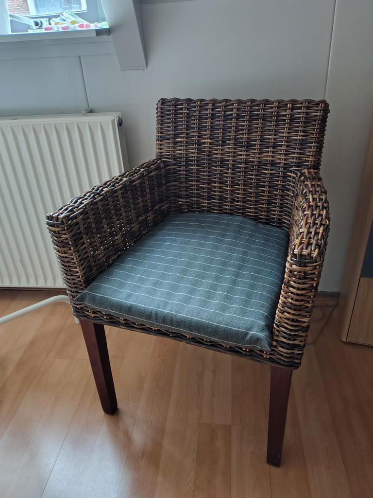 Mooie rieten stoel met armleuning