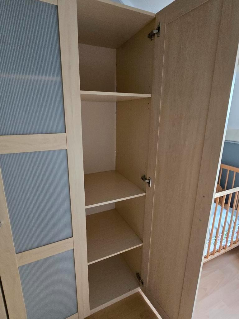 Gratis kledingkast. 136cm breed, 190 cm hoog en 55 cm diep.
