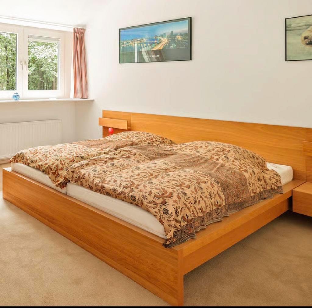 Tweepersoonsbed met matrassen en nachtkastjes - Gratis