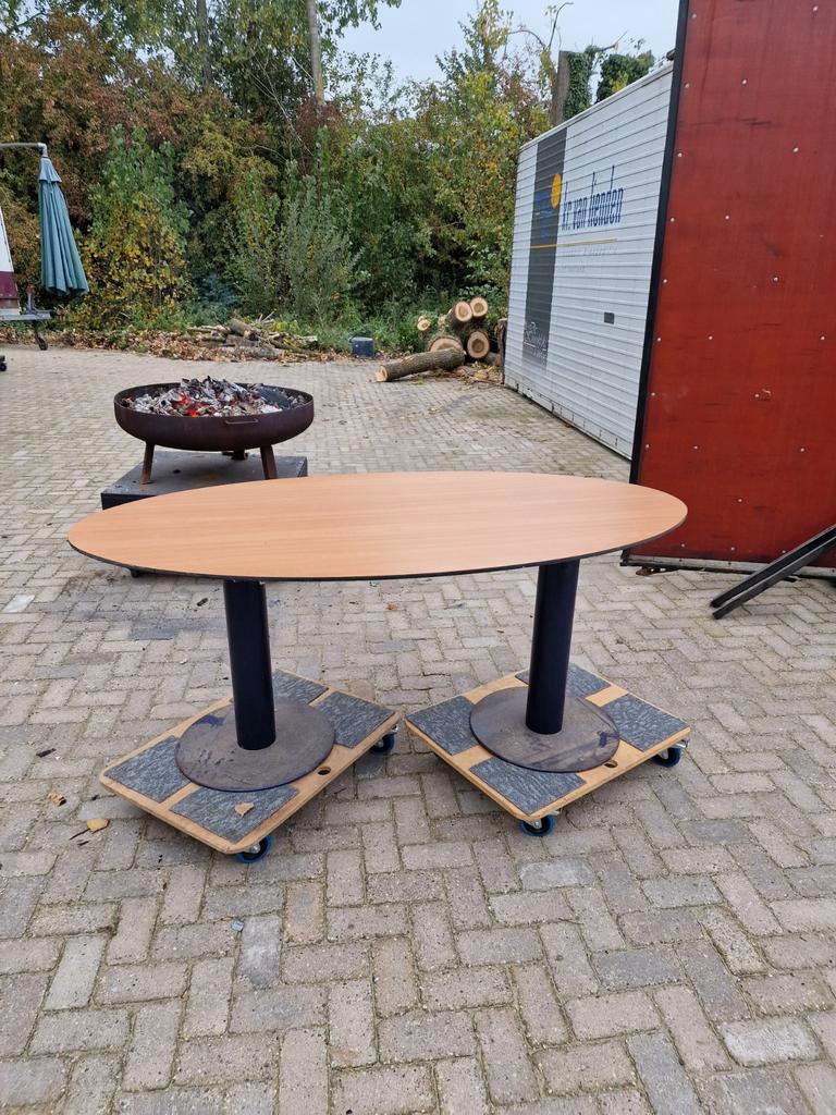 Ovale eettafel met metalen onderstel