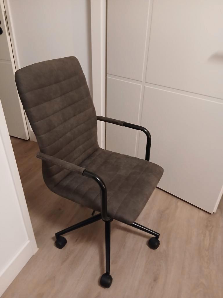 2 bureaustoelen gratis af te halen