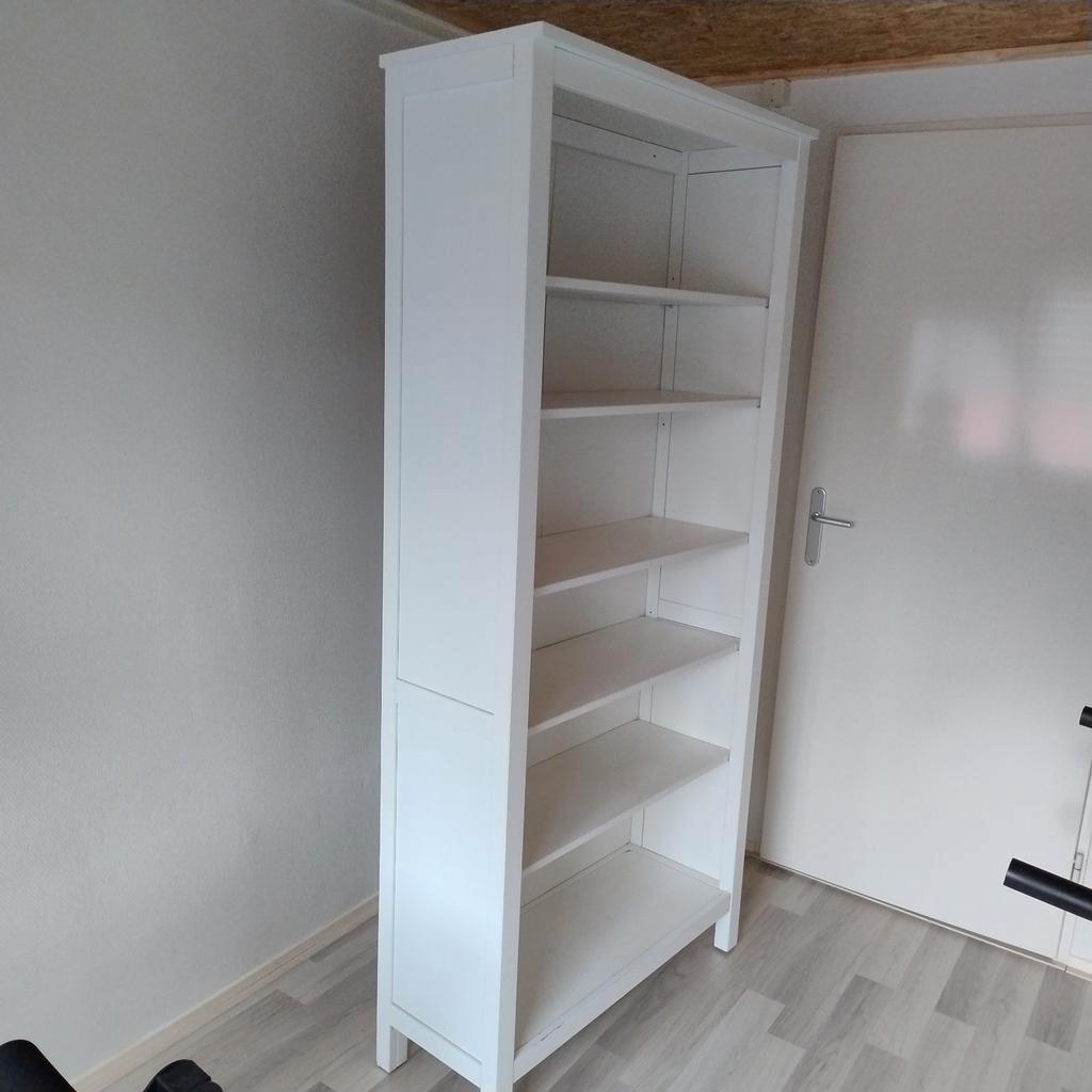 Witte boeken/ kledingkast