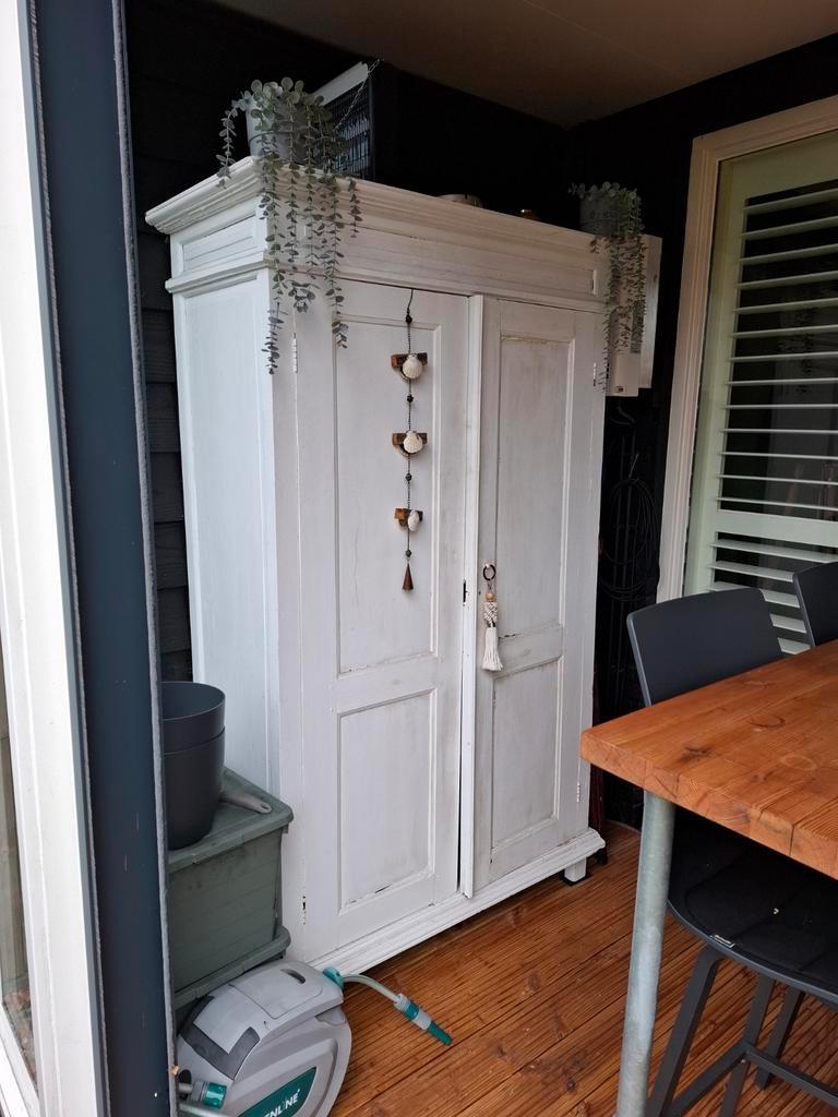 Teak houten geschilderde kast gratis