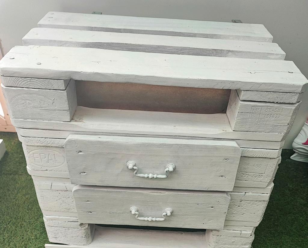 Gratis Witte meubels (tv kast, salontafel en palletkast)