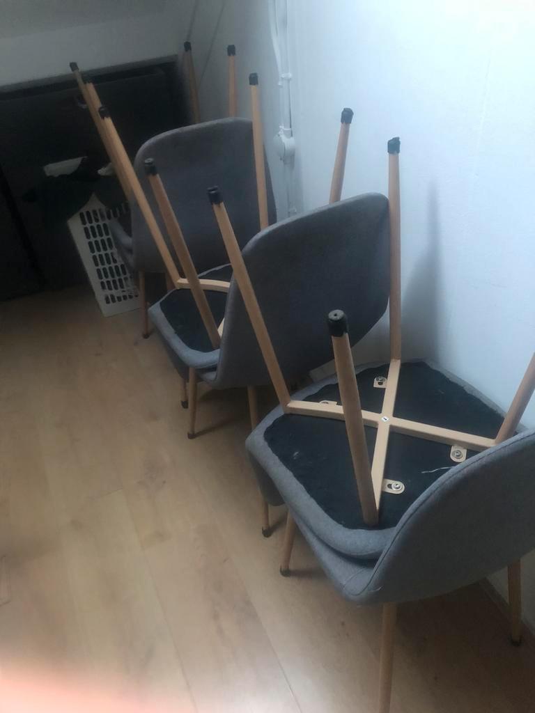 6 stoelen zitten vlekken in!!!