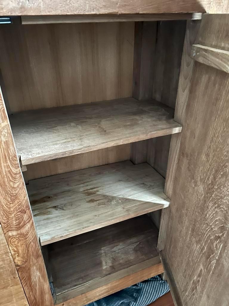 Massief houten kast met lades en deur