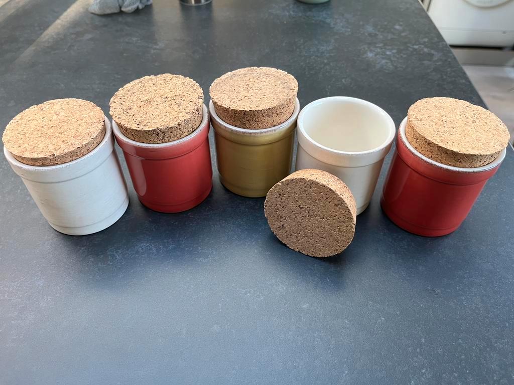 Schattige kruidenpotjes met kurkdeksel