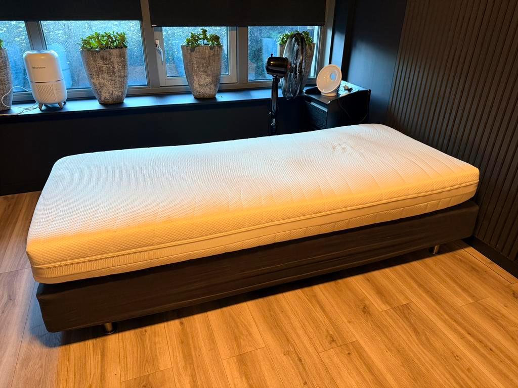 1 persoons matras 90x210 (eventueel + onderstel)