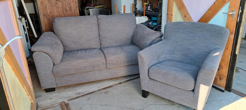 2 zitbank en stoel. grijs,blauwig van kleur.