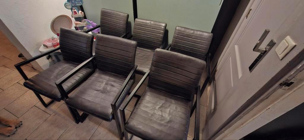 Gratis 4 goede leren stoelen 2 gebruikte staat