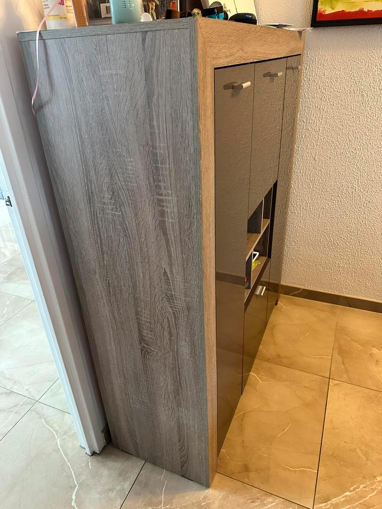 Eettafel en kast gratis op te halen