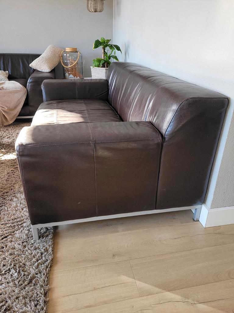 Twee donkerbruine leren Ikea banken