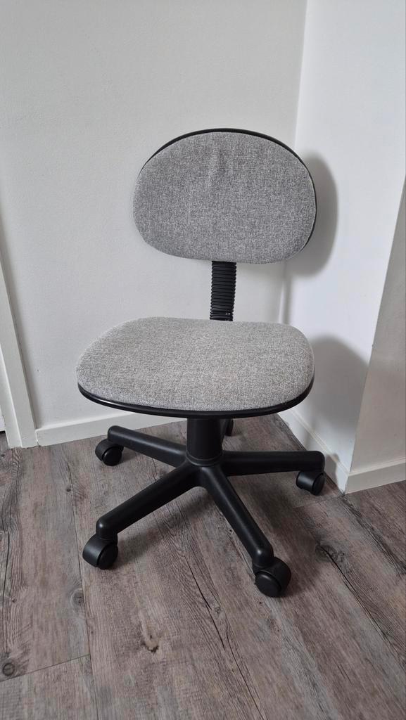 Eenvoudige bureaustoel.