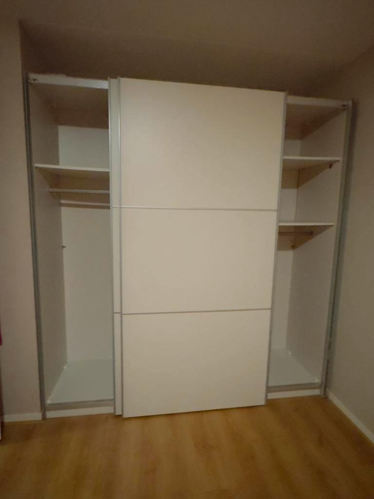 Grote kledingkast met schuifdeuren -in goede staat