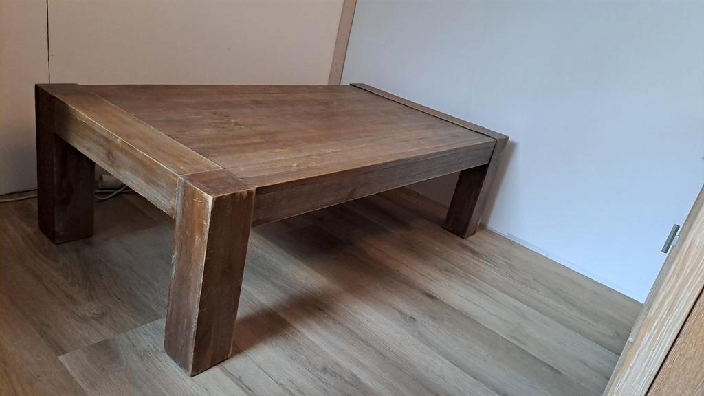 Stevige houten salontafel met gebruikerssporen