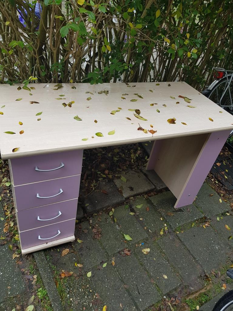 Bureau met laders in goede staat