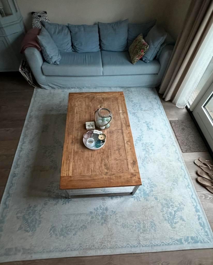 Gratis lichtblauwe 4-zitsbank - Driebergen