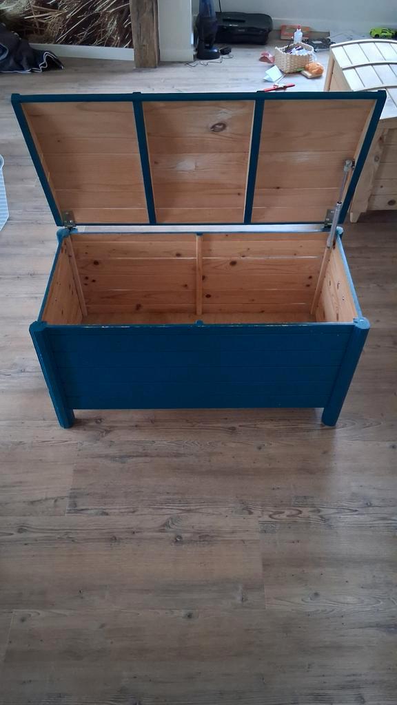 Blauwe speelgoedkist