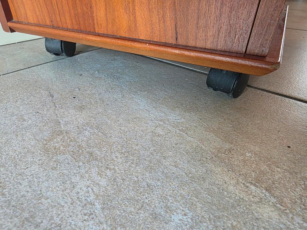 GRATIS. Mooi Nachtkastje met 3 lade''s.