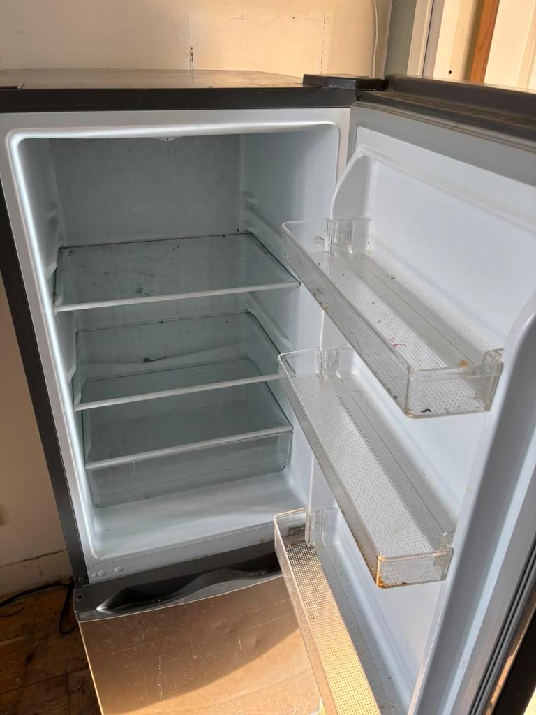 Gratis Koelkast met vriezer.