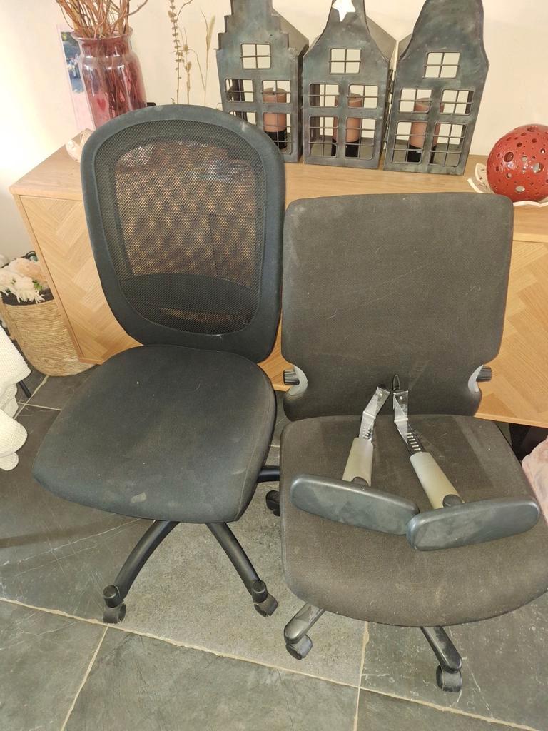 2 bureaustoelen - donkerbruin en zwart