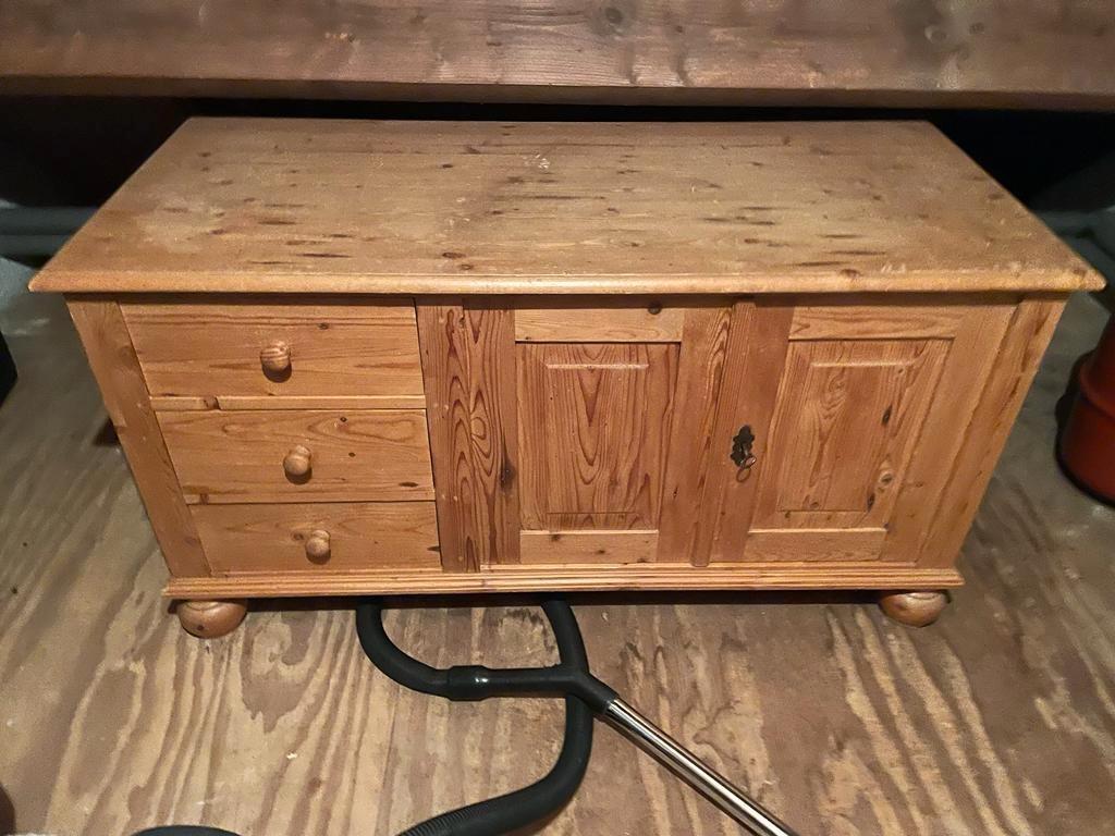 Houten TV meubel met lades en deuren.