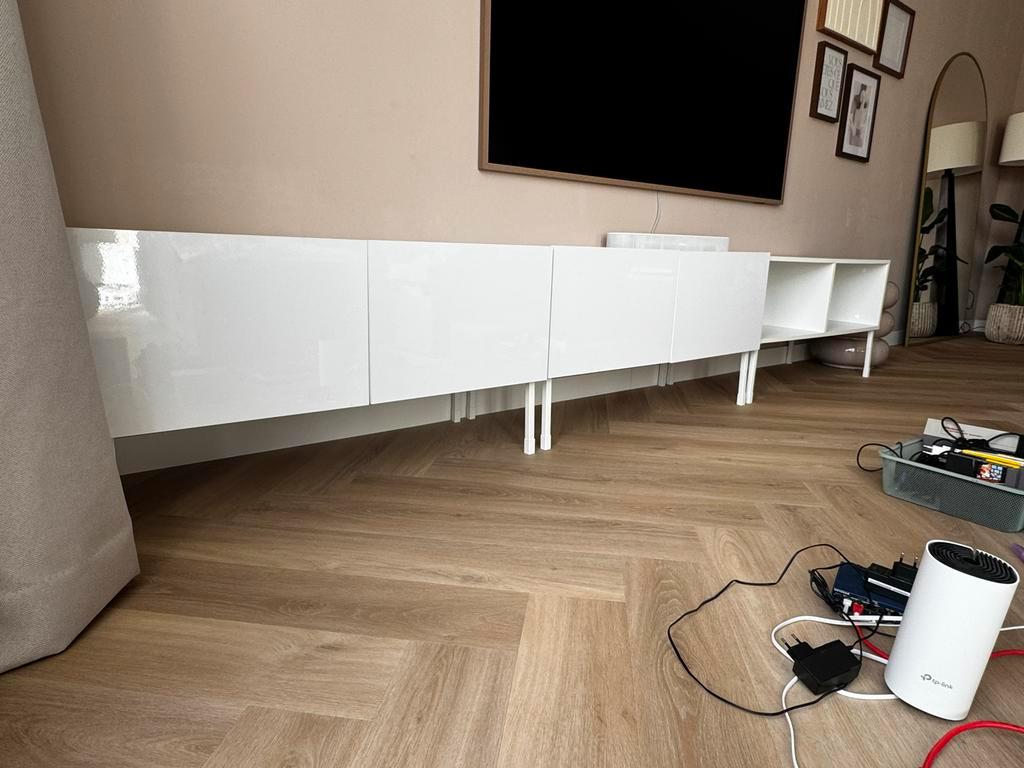 3x TV kast, hoogglans wit, op pootjes - Gratis!