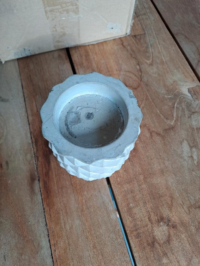 Grijze kandelaar voor groot theelicht of kaars