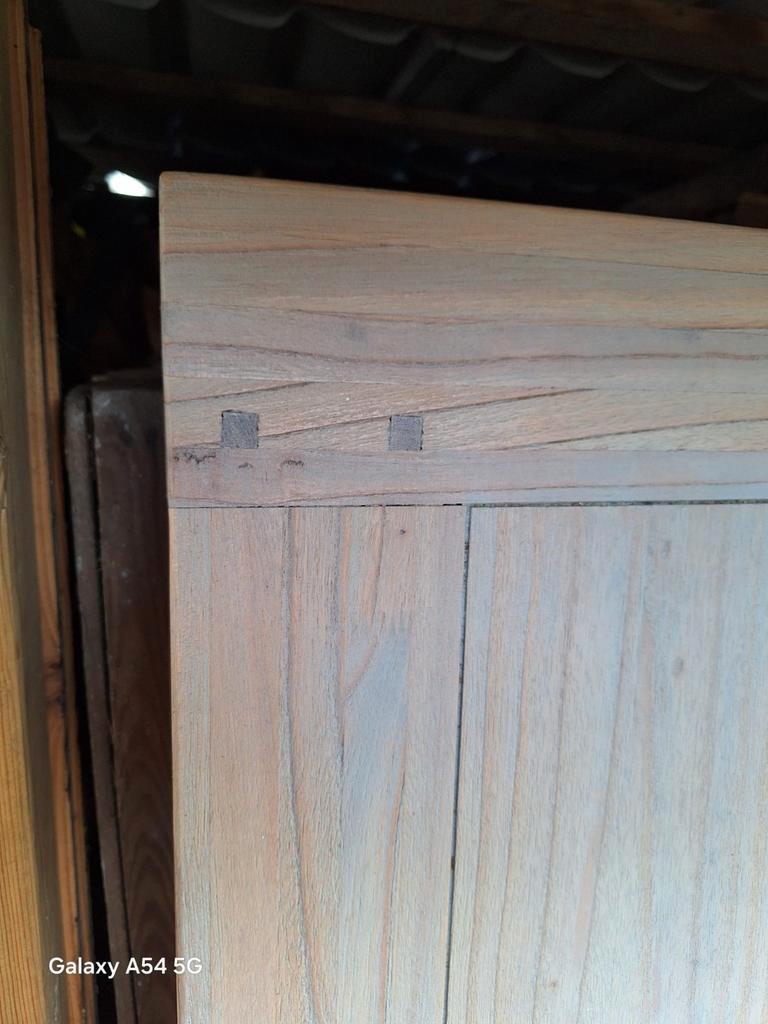 Gratis,gezandstraalde eettafel in goede staat