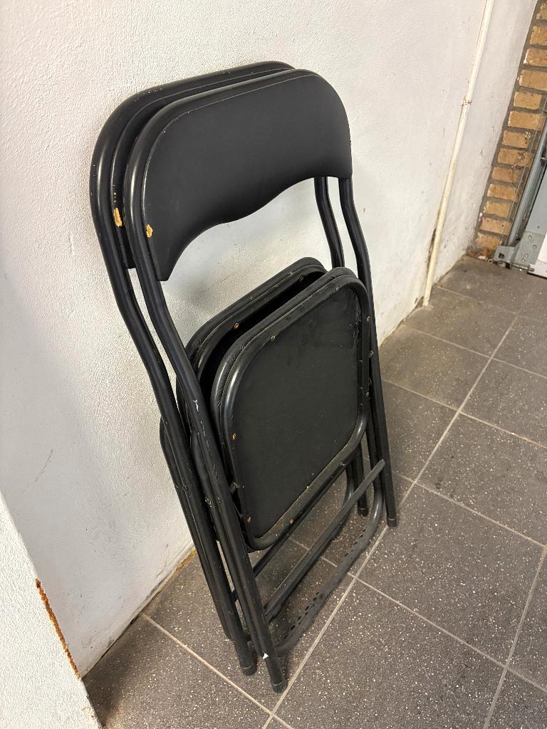 Gratis 2 zwarte klapstoelen