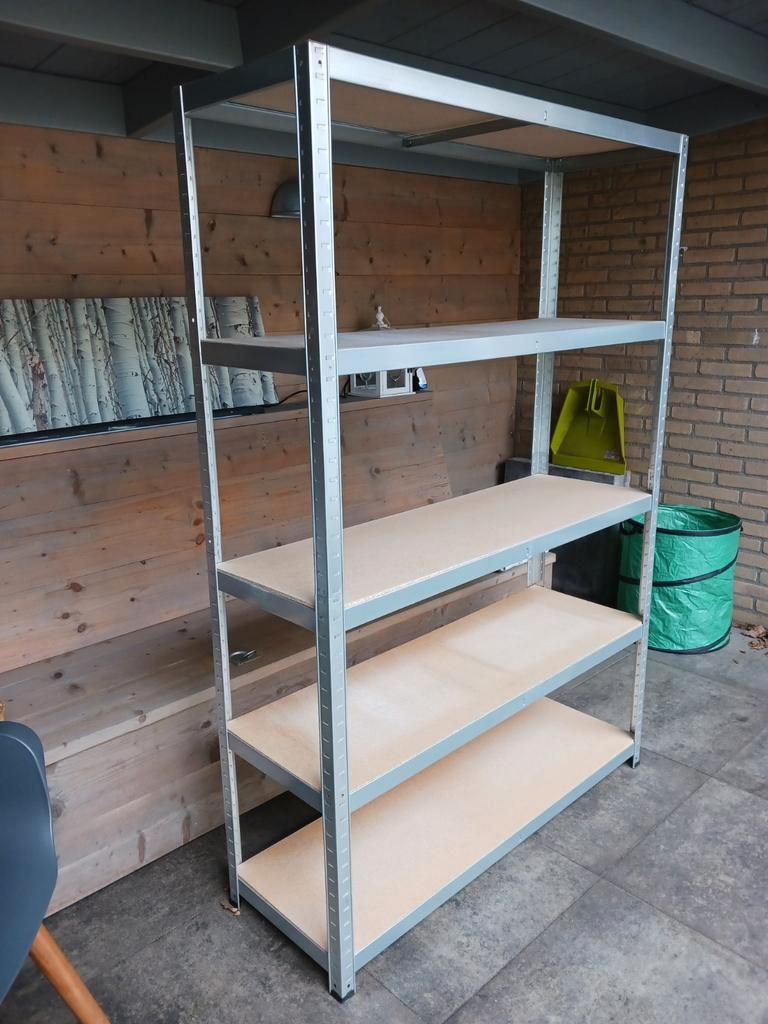 GRATIS. Stellingkast, zilvergrijs met spaanplaat planken.