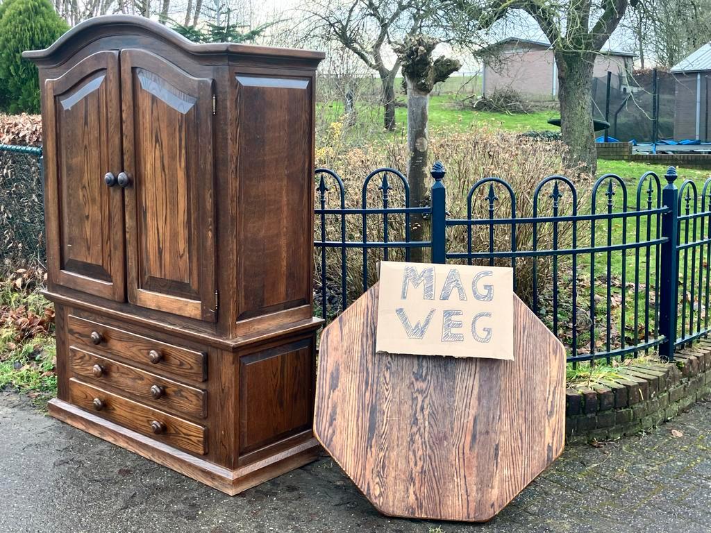 Gratis Eikenhouten Kast + Salon Tafel