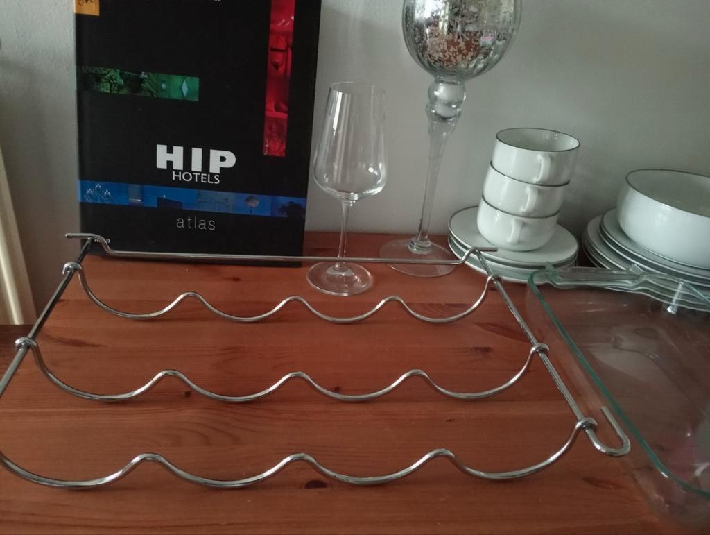 Gratis wijnrek en gratis glas wijn.
