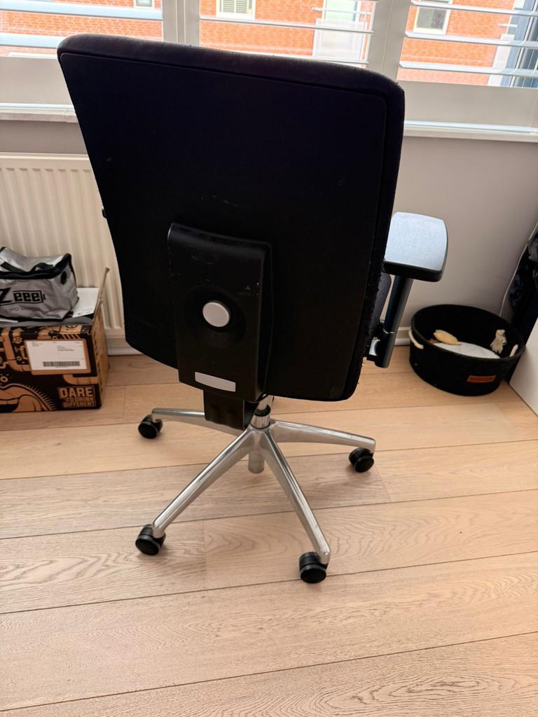 Gratis: 2 ergonomische bureaustoelen + gamestoel
