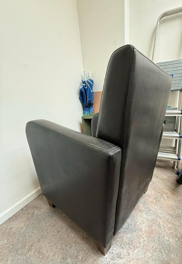 Leren fauteuiltje in prima staat