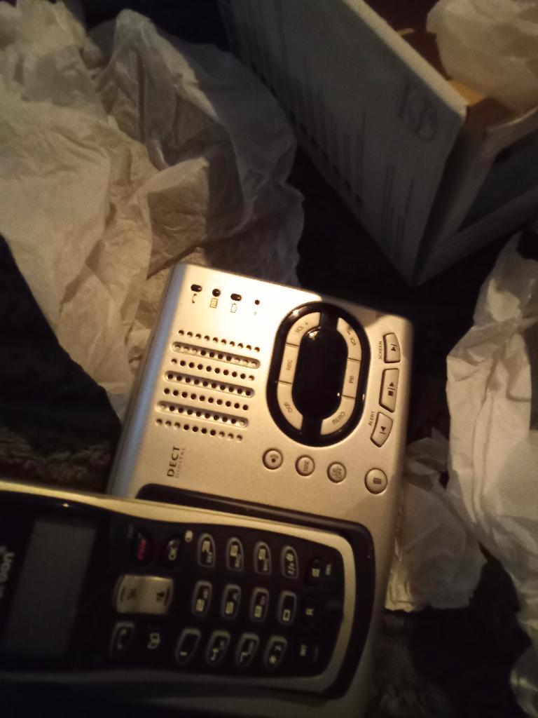 Oude dect telefoon Profoon, twee handset. Gratis.