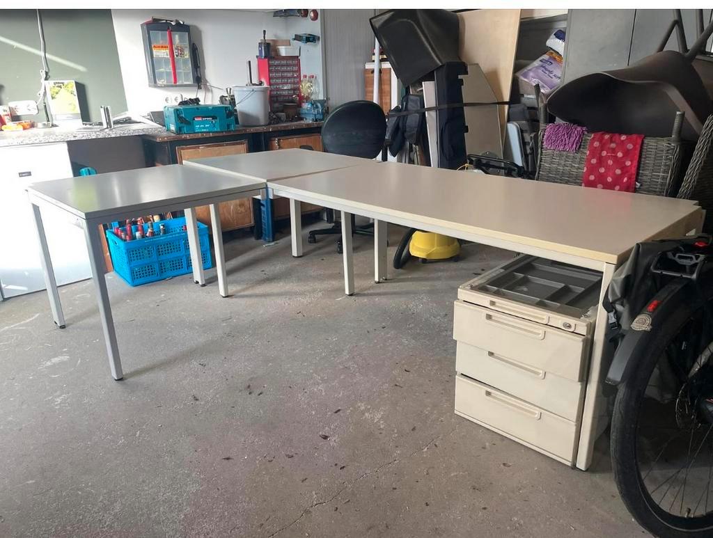 Degelijk hoekbureau.240x160 cm. Diepte 80 cm.