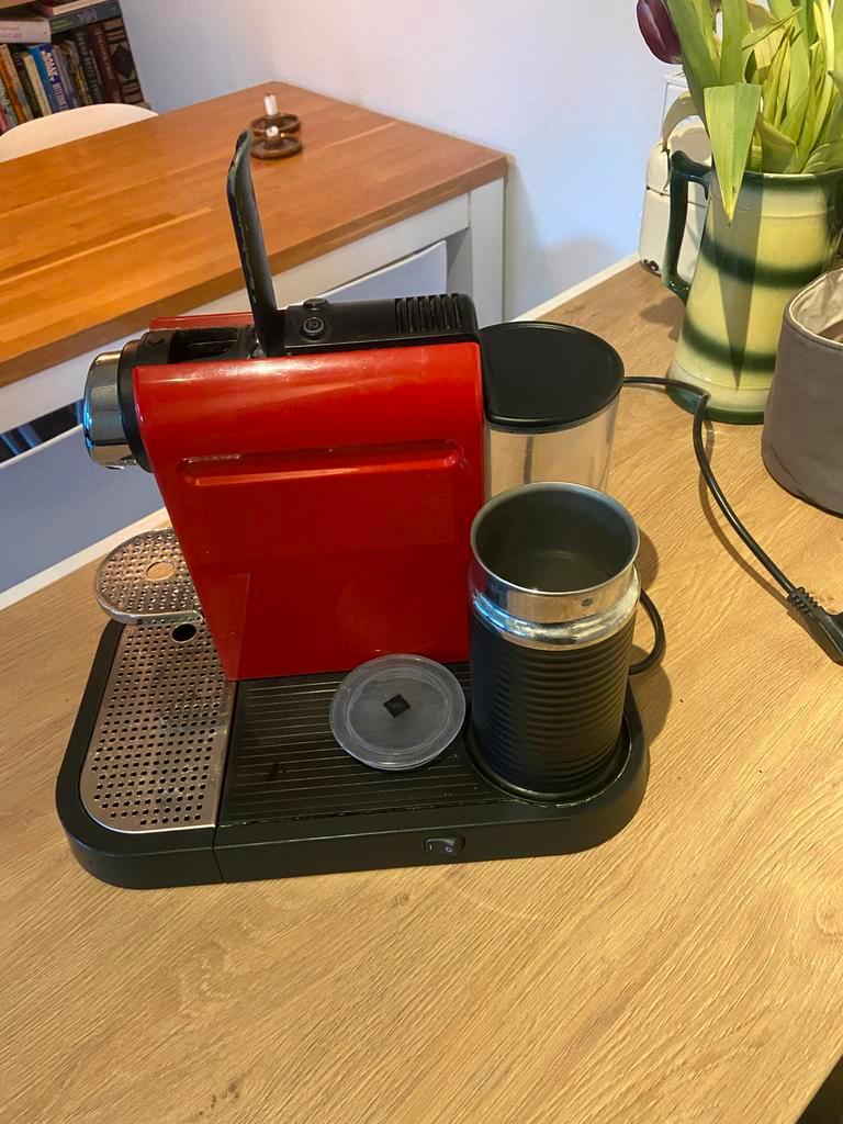 Nespresso apparaat met melkopschuimer