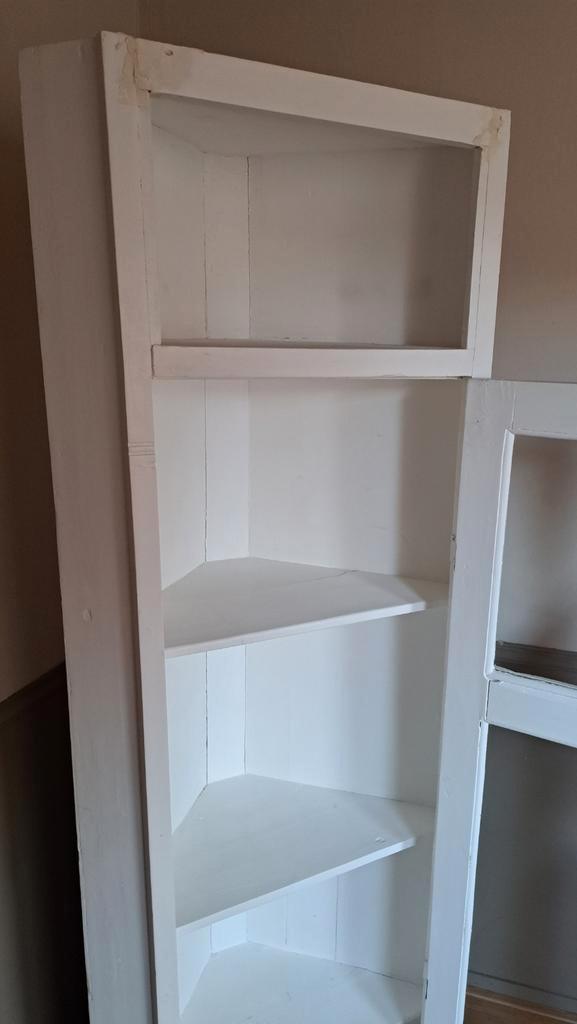 Witte landelijke hoekkast