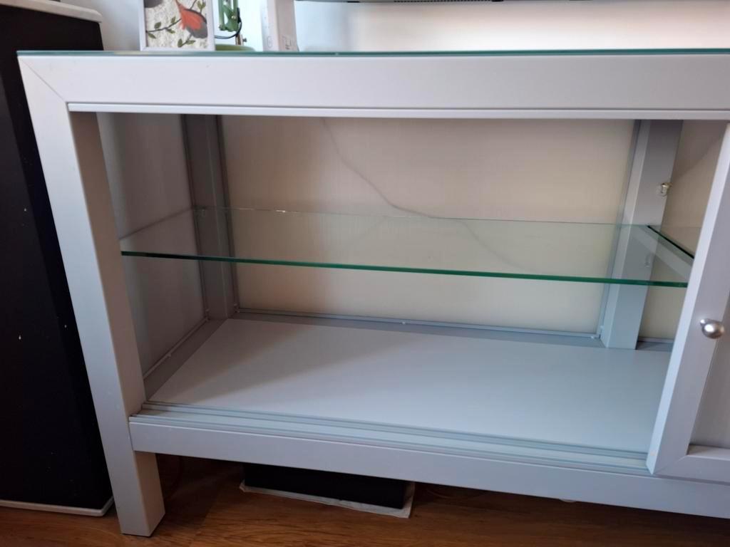 Gratis Bouvrie dressoir grijs met glazen plaat