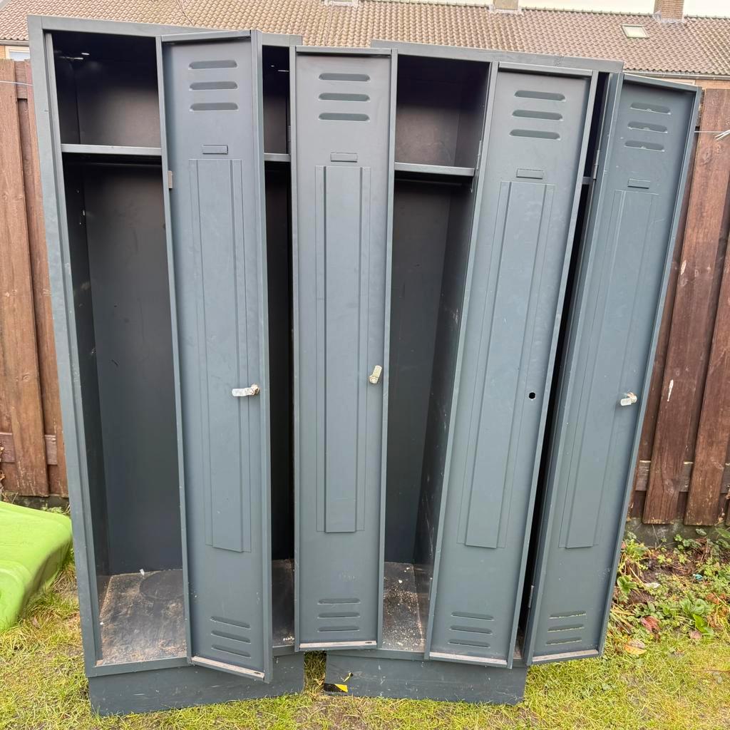Gratis af te halen: 2 metalen lockerkasten