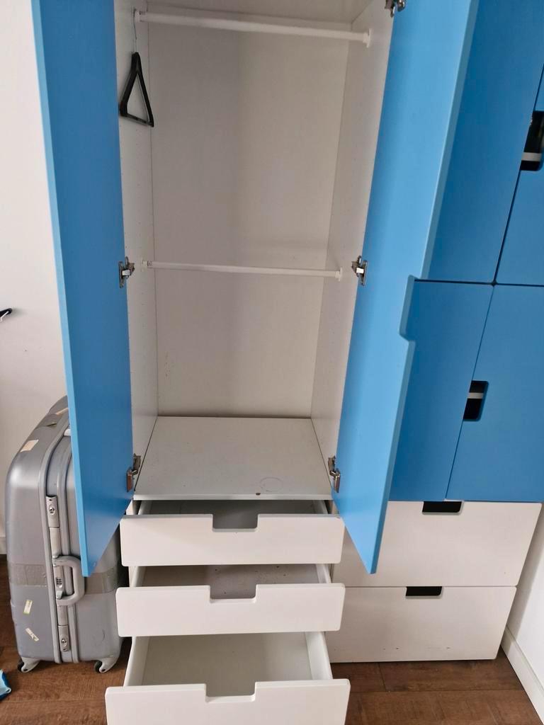 Blauwe kast met lades en deuren