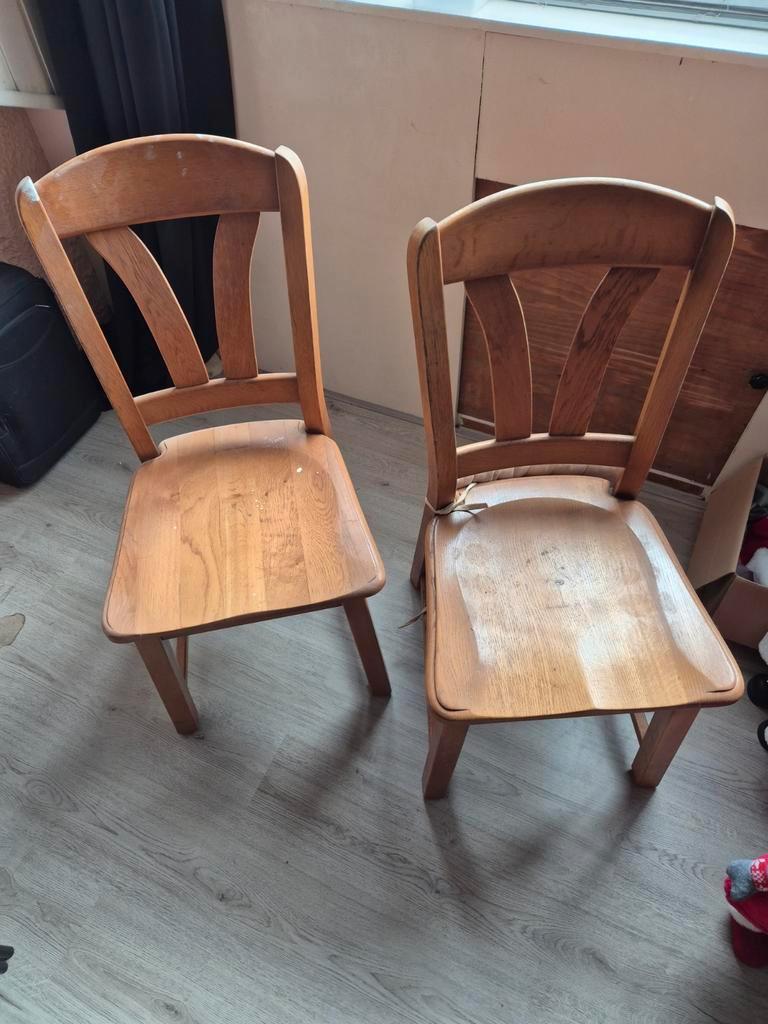 Gratis 2 eikenhouten stoelen